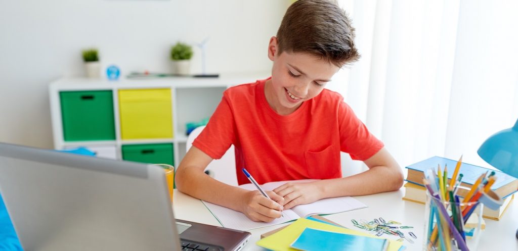 7 أفكار لتشجيع طفلك على انجاز الواجبات المنزلية بمفرده