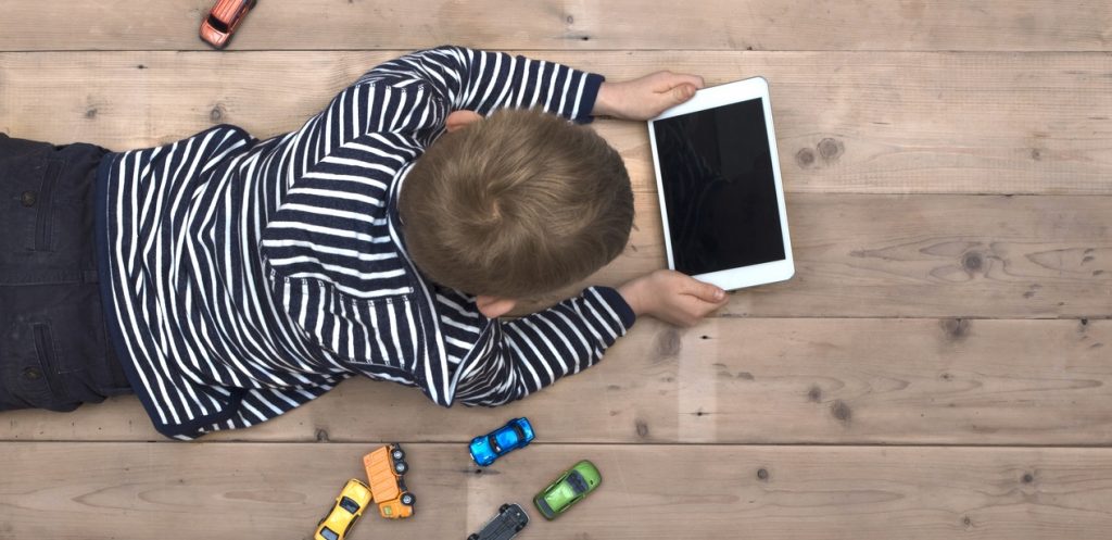 أضرار شاشات الأجهزة الإلكترونية على الأطفال - Mumzworld
