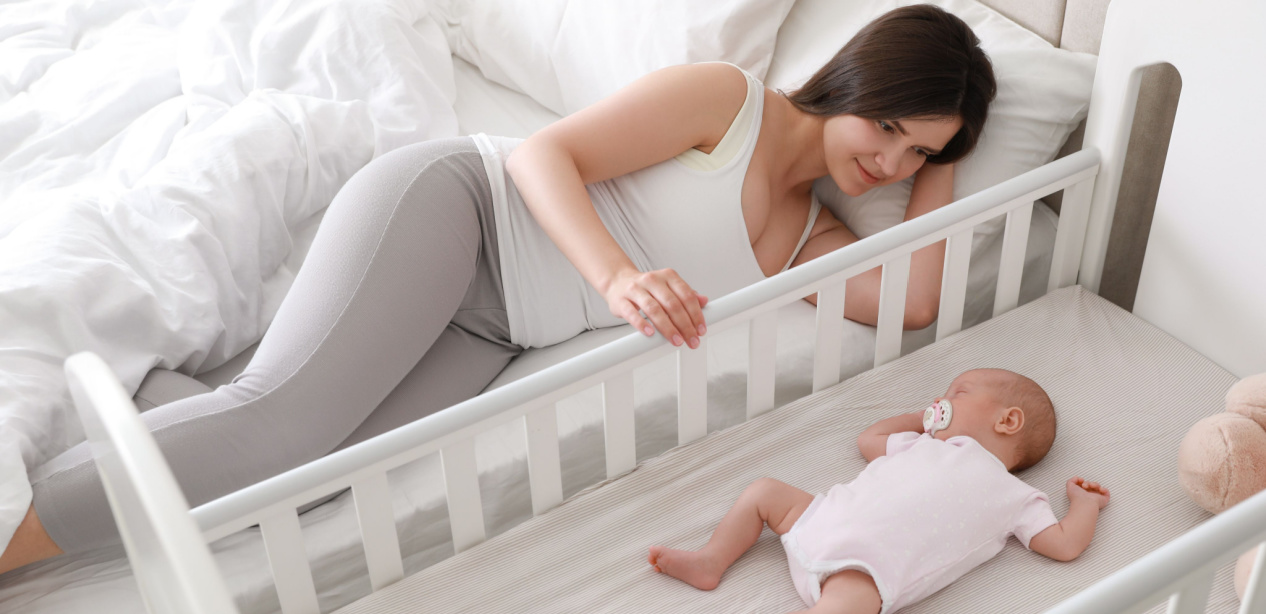 كيفية نوم الرضيع بجانب أمه بشكل آمن