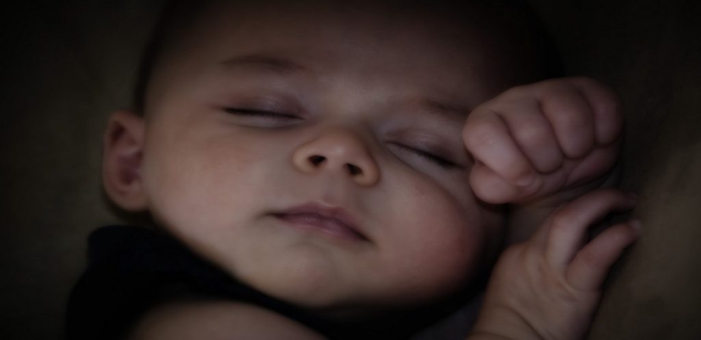 عدد ساعات نوم  الأطفال المناسبة لكل عمر