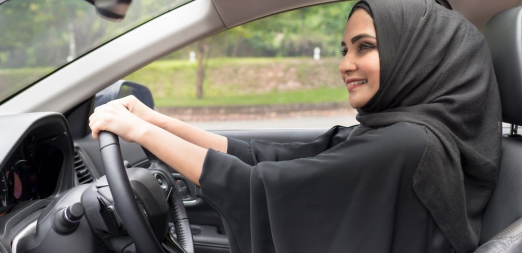 هل تؤثر قيادة المرأة للسيارة على حب زوجها لها؟