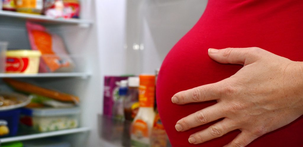 9 أطعمة يجب تجنبها خلال الحمل