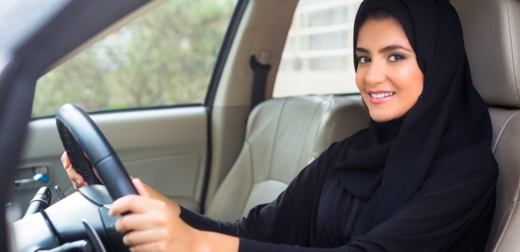 المستلزمات الضرورية عند قيادة المرأة للسيارة