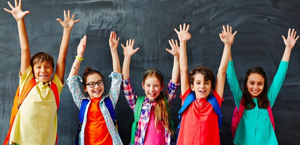 7 أفكار لتعزيز الحياة الاجتماعية لطفلك في المدرسة