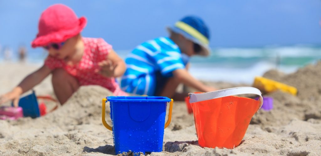 أساسيات لعب الشاطئ مع طفلك الدارج