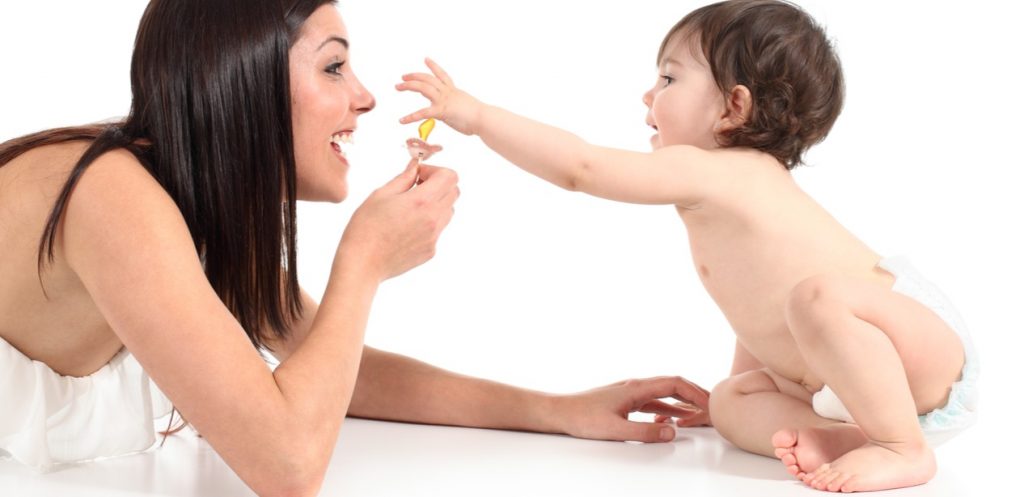 ضعي لهاية طفلك في فمك لتحمي صحته