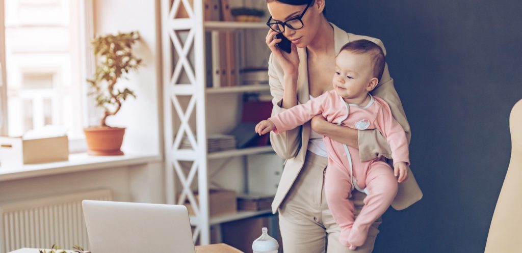 5 أفكار لمساعدة الأم العاملة على الموازنة بين تربية الأطفال والعمل ومتطلبات المنزل