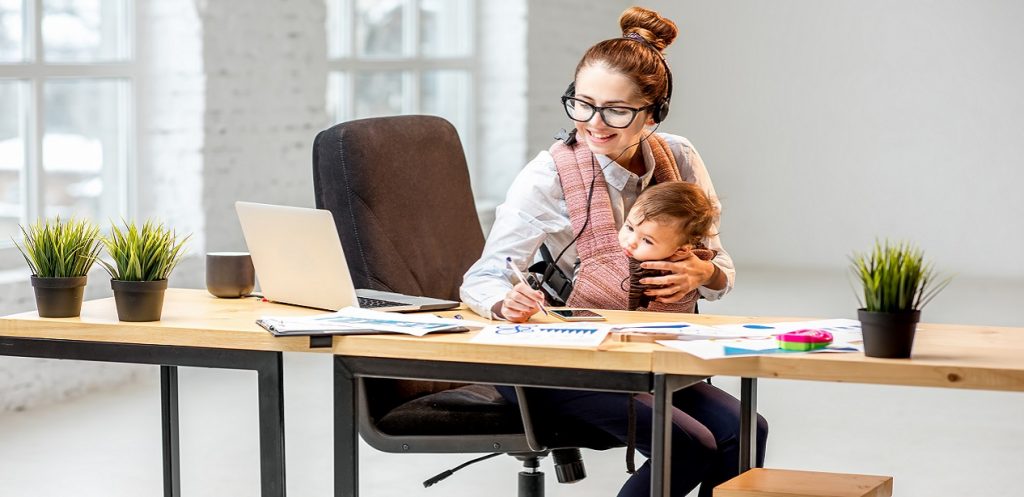 كيف توازن المرأة العاملة العمل والأمومة؟ الإجابة ستفاجئك