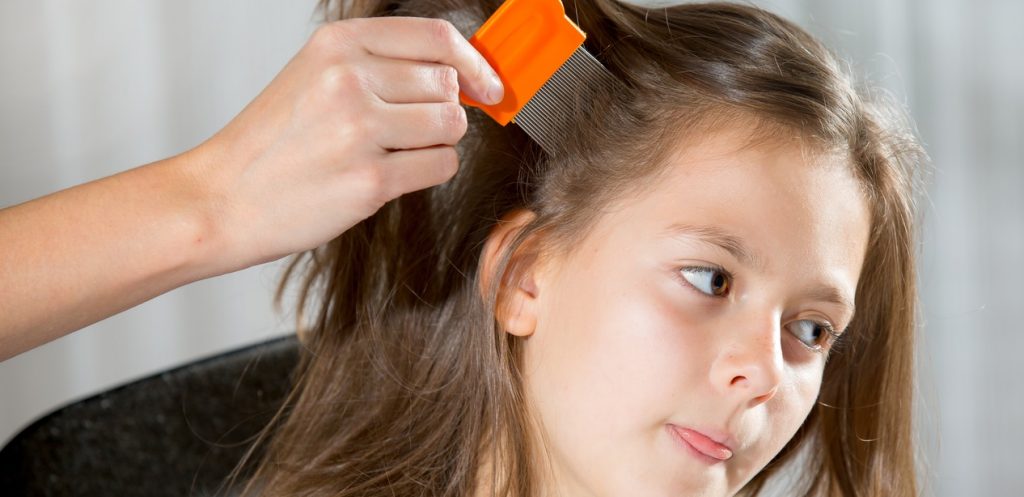 كيف تتخلصين من القمل في شعر طفلك بدون عناء