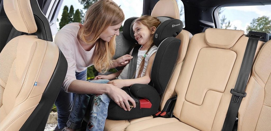 كرسي السيارة لدعم الأطفال الكبار: الإيجابيات والسلبيات