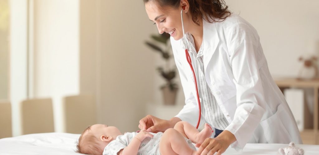 5 أسئلة اطرحيها على طبيب الاطفال في أول زيارة مع مولودك الجديد