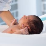 خطوات استحمام الطفل حديث الولادة