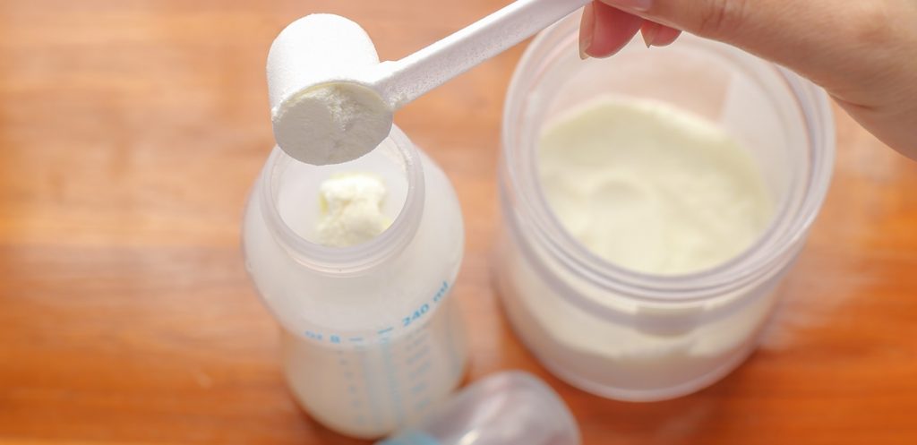 كم من الوقت يبقى الحليب الصناعي صالحاً للاستخدام بعد التحضير؟