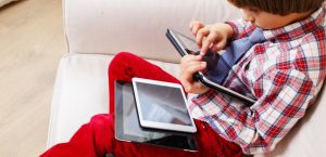علاقة الأطفال مع الأجهزة الإلكترونية
