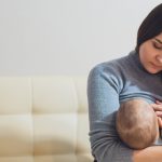 ما هي أسباب اختلاف حجم الثديين أثناء الرضاعة ؟