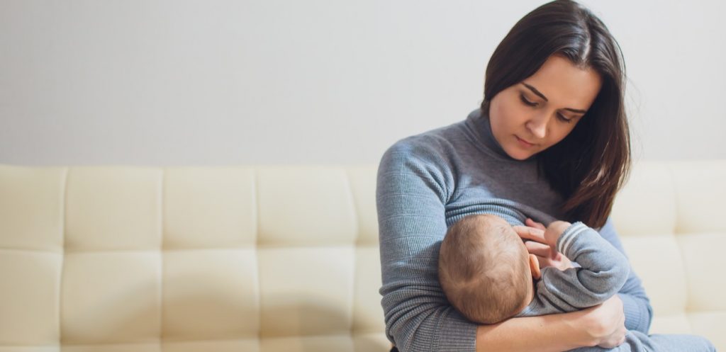 ما هي أسباب اختلاف حجم الثديين أثناء الرضاعة ؟