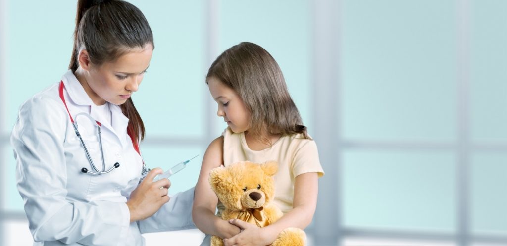 نصائح لتخفيف أعراض التطعيم على طفلك