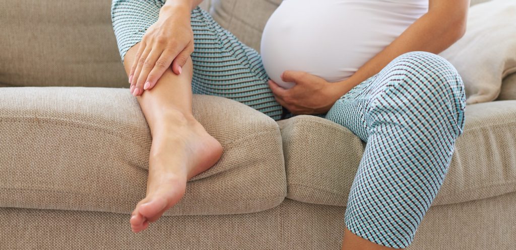 انتفاخ القدمين عند الحامل: الأسباب وطرق الوقاية
