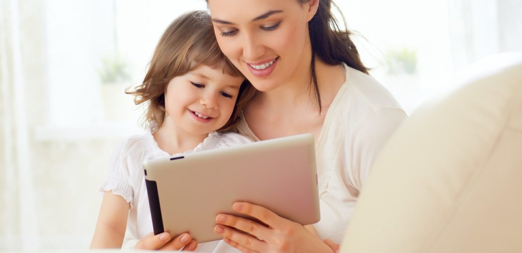 الشاشة في حياة أطفالنا: الحاسوب اللوحي أم التلفاز؟
