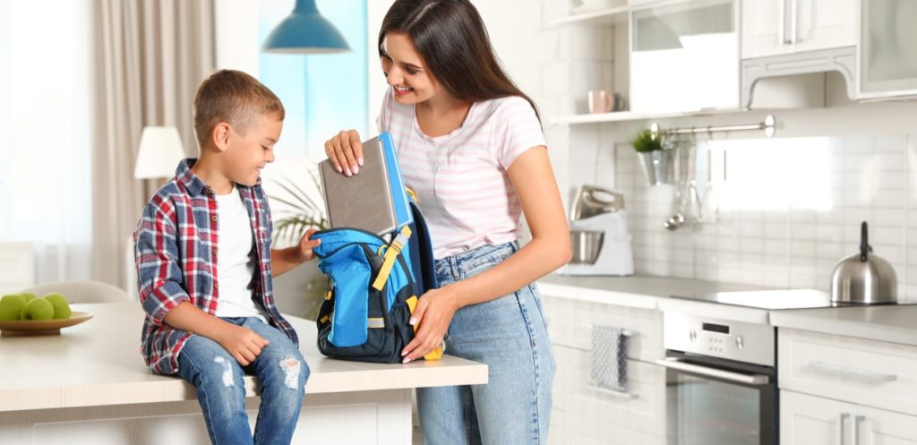 كيف أساعد طفلي على العودة إلى المدرسة بعد فترة التعليم عن بعد؟