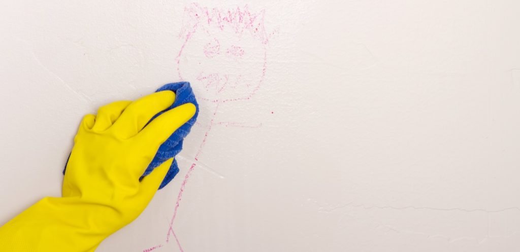تنظيف جدران بيتك من رسومات أطفالك