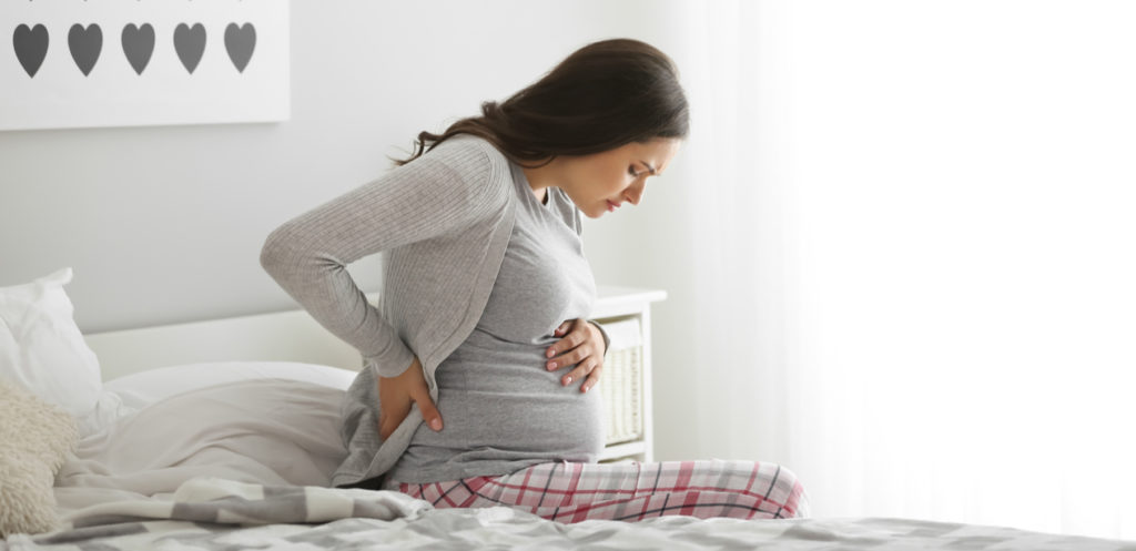 آلام الحمل : لماذا تشعر الحامل بألم شد في الجهة اليمنى؟