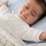 منتجات لا تفوتيها لنوم مريح لطفلك أثناء السفر