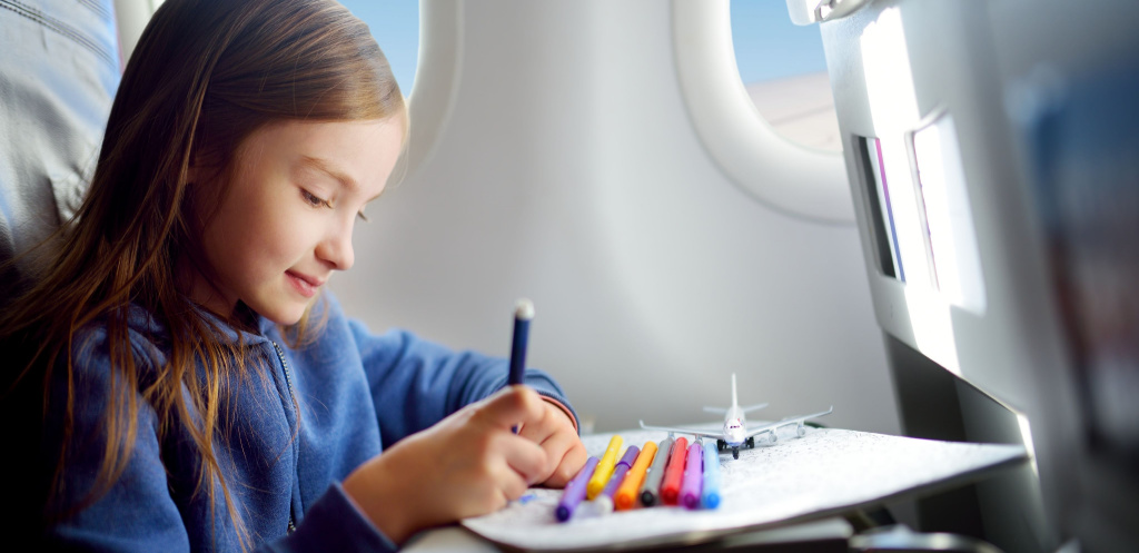 أفكار ونصائح حول تسلية الأطفال في الطائرة