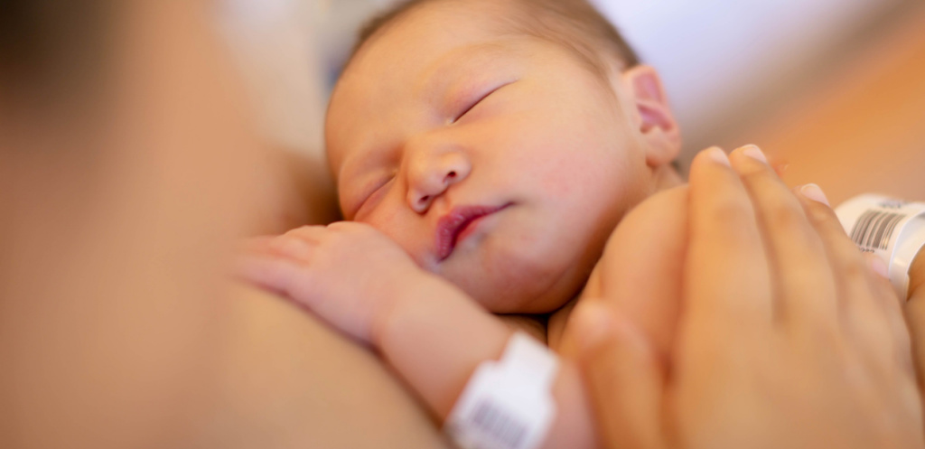 التلامس الجسدي مع الرضيع: سحر على كل أم وأب تجربته!