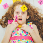 كيف تجيبين عن اسئلة طفلك المكررة