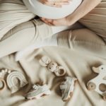 ماذا تحتاج الأم أثناء الحمل؟ دليل شامل لاحتياجات الحامل من الشهور الأولى حتى الولادة