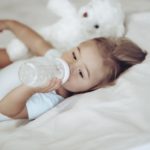 ما هي زجاجة الرضاعة الأفضل للطفل؟ دليل شامل للاختيار الصحيح