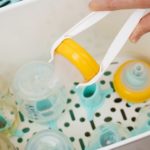 كيف أعقم الرضاعة الزجاجية؟ دليل الأم الذكية لتعقيم آمن وصحي